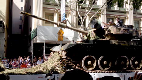 Tanque-M1-Abrams-En-El-Remolque-Día-Anzac-2015-Para-Que-No-Olvidemos-El-Día-Del-Recuerdo-Del-Memorial-De-Guerra-Australiano