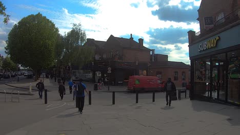 Hiperlapso-Pov-Caminando-Desde-La-Estación-De-Rayners-Lane-Y-A-Través-De-La-Calle-Principal,-Londres