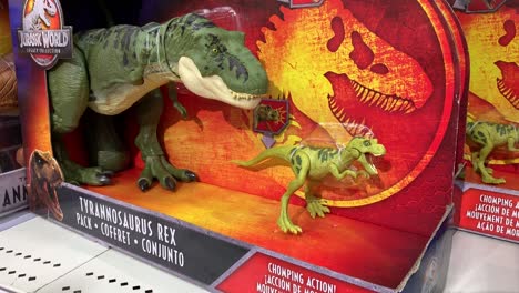 Primer-Plano-De-La-Mano-De-Un-Niño-Abriendo-Y-Cerrando-Las-Fauces-De-Una-Figura-De-Acción-De-T-rex-En-Caja-De-La-Colección-Jurassic-World-Legacy-Hecha-Por-Mattel