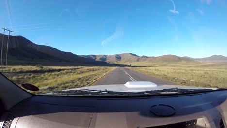 Lapso-De-Tiempo-Del-Vehículo-De-Conducción-Al-Lado-De-Los-Pasajeros-Con-Vistas-A-Los-Campos-Verdes-De-Verano