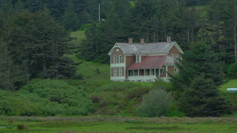 Construida-En-1898,-La-Casa-De-Patrick-Y-Jane-Hughes-En-El-Condado-De-Curry-Es-Un-Sobreviviente-Importante-De-Un-Rancho-Grande-Y-Próspero-Y-Un-Negocio-De-Productos-Lácteos-Operado-Por-Patrick-Hughes-Y-Su-Familia