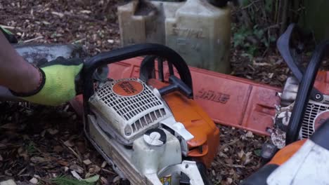 Refueling-of-chainsaw-and-refilling-oil