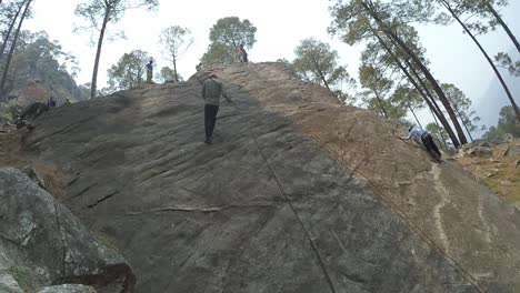 Joven-Entrenador-Escalando-Montañas