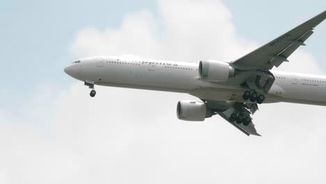 Philippine-Airlines-Boeing-777-3f6-Rp-c7775-Nähert-Sich-Vor-Der-Landung-Auf-Dem-Flughafen-Suvarnabhumi-In-Bangkok-In-Thailand