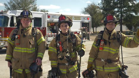 Grupo-De-Bomberos-Con-Equipo-De-Extinción-De-Incendios-Frente-A-Un-Camión-De-Rescate-De-Incendios