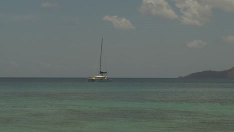 Katamaranfahrt-Mit-Bergen-Im-Hintergrund-An-Diesem-Atemberaubenden-Karibikstrand-In-Grenada