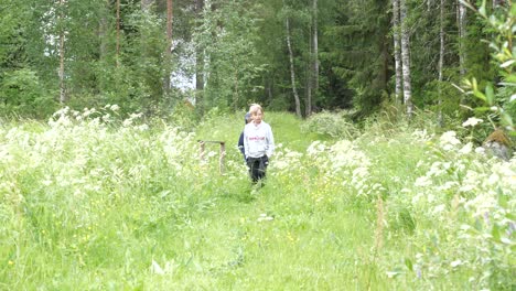 Beste-Freunde,-Neun-Und-Acht-Jahre-Alt,-Jungen,-Die-Auf-Einer-Blumensommerwiese-Spazieren-Gehen,-Statische-Zeitlupe