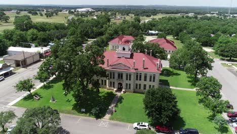 Este-Es-Un-Video-Aéreo-De-La-Ciudad-De-Johnson-En-Texas-Baja-A-La-Vista-Del-Juzgado-Del-Condado-De-Blanco