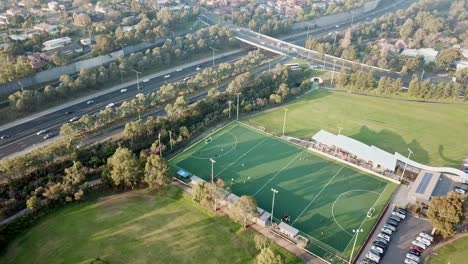 Panorámica-Lenta-De-Izquierda-A-Derecha-Imágenes-Aéreas-De-Drones-De-La-Cancha-De-Hockey-Sobre-Césped-De-Elgar-Park-Y-Sus-Alrededores