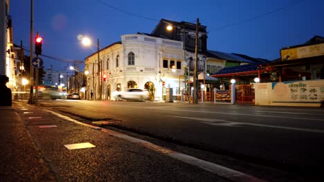 Vista-De-Lapso-De-Tiempo-Del-Paisaje-Del-Centro-De-La-Ciudad-Vieja-De-Phuket-Con-El-Antiguo-Edificio-Chino-Portugués--estilo-Hiperlapso--En-La-Noche-Con-Muchos-Autos-En-La-Calle