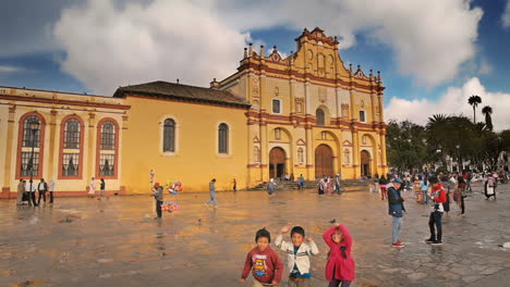 Hauptkathedrale-Und-Spielende-Kinder-In-San-Cristobal-De-Las-Casas,-Chiapas,-Mexiko,-Erschossen-Passanten