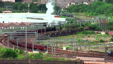 Toma-Estática-Del-Tren-De-Vapor-Flying-Scotsman-60103-Que-Sale-Del-Centro-De-La-Ciudad-De-Leeds-En-Un-Día-De-Verano