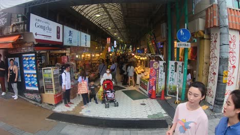 Shoppers-browsing-local-products-at-Kokusai-dori