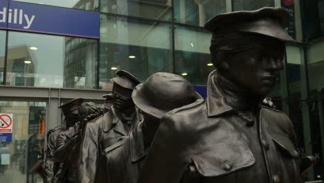 Manchester-Piccadilly-Station-Außerhalb-Des-Bahnhofs-Bewölkt-Tag-Beleuchtung-Flach-Basis-Bahnhof-Gebäude-Der-öffentlichen-Verkehrsmittel-Großbahnhof-Uk-Denkmal-Im-Rahmen-4k-25p