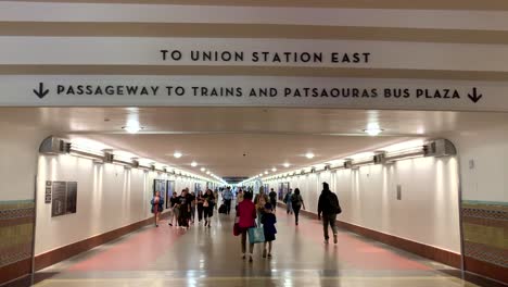 Pasajeros-Que-Entran-Y-Salen-Del-Largo-Corredor-Que-Conduce-A-Trenes-Y-Autobuses-En-Union-Station-Los-Ángeles.