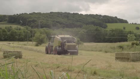 Tractor-En-Campos-De-Heno-Tirando-De-Una-Empacadora