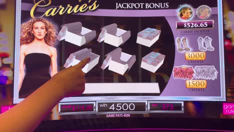 Ein-Lustiges-Bonus-Feature-An-Einem-„Sex-In-The-City“-Spielautomaten-Im-Pechanga-Casino-And-Resort-In-Temecula,-Kalifornien