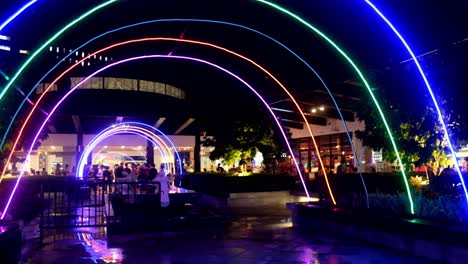 Un-Paseo-Con-Forma-De-Jardín-En-La-Azotea-Es-Una-De-Las-Atractivas-Comodidades,-Especialmente-Durante-Las-Noches-En-Ayala-Mall-Cebu,-Uno-De-Los-Centros-Comerciales-Más-Populares-De-Filipinas