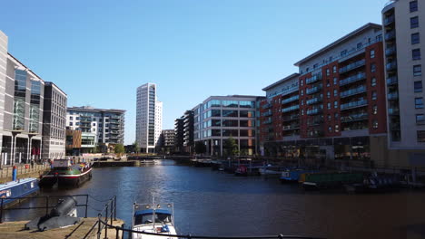 Pan-De-Derecha-A-Izquierda-Del-Desarrollo-Mixto-Del-Muelle-De-Leeds-En-Yorkshire,-Reino-Unido-En-Un-Día-Soleado-De-Verano-Con-Cielo-Azul