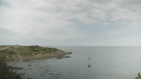 Hermosa-Vista-De-La-Playa-Cerca-Del-Faro-En-El-Port-De-La-Selva-En-España