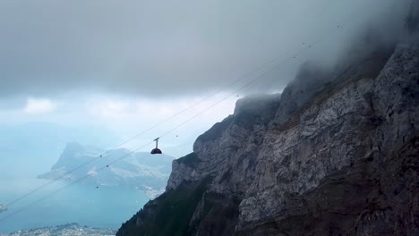 Luftaufnahme-Einer-Seilbahn,-Die-Hochfährt-Und-Im-Nebel-Verschwindet