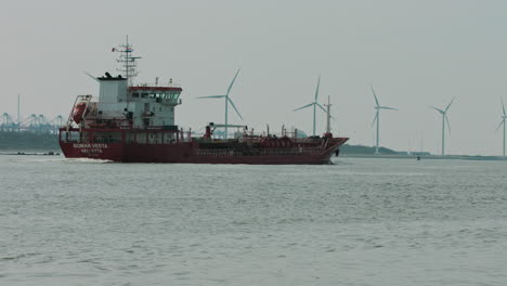 Petrolero-Entrando-Al-Puerto-En-Holanda-Donde-Trabajan-Turbinas-Eólicas