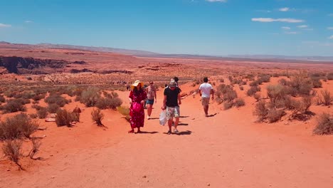 Tiro-A-Pie-De-Sendero-Con-Turistas-Hacia-La-Curva-De-Herradura-En-Utah,-Estados-Unidos