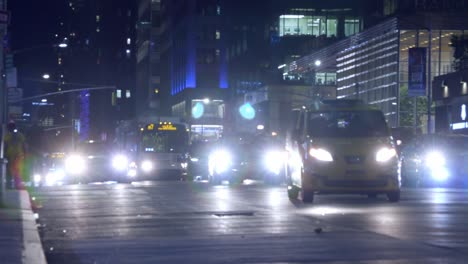 Ajetreado-Tráfico-Nocturno-De-Verano-En-Las-Calles-De-La-Ciudad-De-Nueva-York