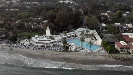 Imágenes-Aéreas-De-Aviones-No-Tripulados-Filmadas-Sobre-La-Playa-En-Santa-Barbara,-Hacia-Un-Gran-Hotel