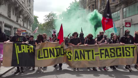 Marcha-Antifa-Para-Protestar-Contra-Tommy-Robinson-En-Londres,-Reino-Unido