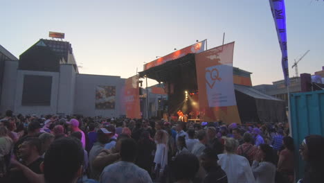 Editorial,-Vista-Del-Escenario-Y-Gente-Viendo-Espectáculos-Musicales-En-Place-Des-Festivals-Montreal,-Evento-De-Verano,-Francophilies-Y-Festival-Internacional-De-Jazz,-Hermosos-Momentos-De-Puesta-De-Sol-De-Verano