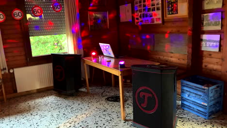 Escritorio-De-Dj-En-Un-60-Cumpleaños-Con-Laptop,-Altavoces-De-Cajas-De-Música-Y-Efectos-De-Luz