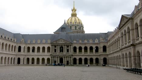 Statische-Aufnahme-Vom-Innenhof-Des-Armeemuseums-In-Paris,-Frankreich