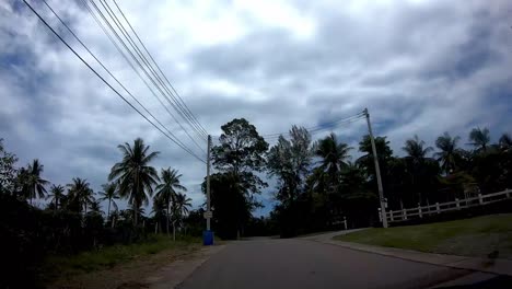 Montando-En-La-Carretera-En-Bang-Kok.