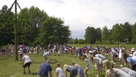 Como-Tradición-En-La-Ocasión-Del-Solsticio-De-Verano,-La-Gente-Baila-Alrededor-De-Un-Poste-De-Solsticio-De-Verano-Con-Toda-La-Familia