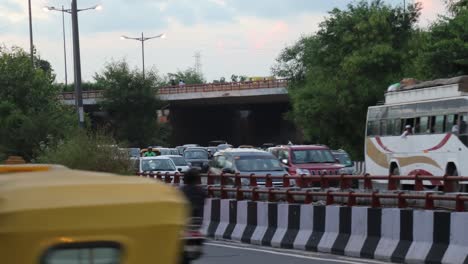 Un-Lapso-De-Tiempo-De-Tráfico-En-Movimiento-En-Nueva-Delhi,-India