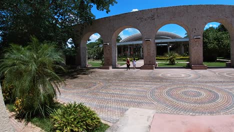 Muy-Agradable-Caminar-En-Los-Amplios-Espacios-De-La-Hacieda-Santa-Cruz-Ubicada-En-Las-Afueras-De-Merida-Yucatan