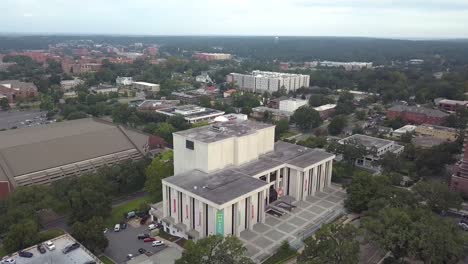 Absteigend-Zur-Staatsbibliothek-Und-Den-Archiven-Von-Florida-In-Der-Innenstadt-Von-Talhaassee