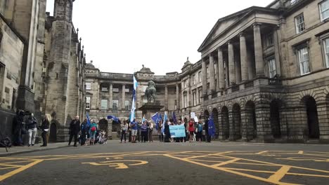 Lapso-De-Tiempo-De-Los-Manifestantes-Y-Los-Medios-De-Comunicación-En-La-Audiencia-Legal-De-La-Prórroga-Del-Parlamento-En-El-Tribunal-De-Sesión-En-Edimburgo