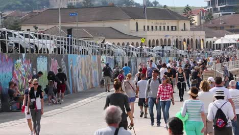 Menschen-Jeden-Alters-Genießen-Im-Frühling-Einen-Spaziergang-Auf-Der-Promenade-Am-Bondi-Beach,-Sydney-Australien