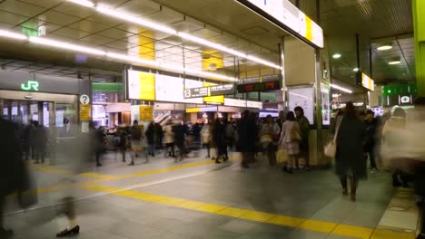 Estación-De-Shinjuku-Con-Viajeros-Transfiriéndose-A-Diferentes-Líneas-Dentro-De-Las-Puertas