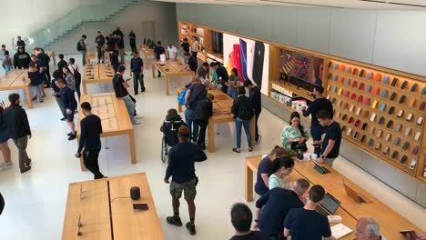 Clientes-Que-Visitan-La-Tienda-Insignia-De-Apple-En-San-Francisco