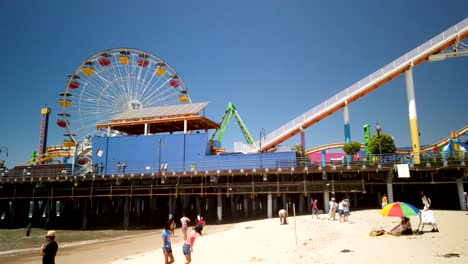 Lapso-De-Tiempo-Del-Muelle-De-Santa-Monica-Desde-La-Playa-En-Santa-Monica,-California