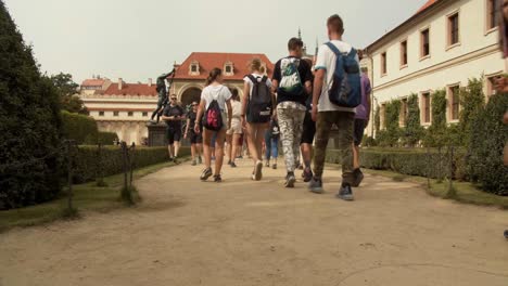 Zeitraffer-Von-Touristen,-Die-Im-Franziskanergarten-In-Prag-Spazieren-Gehen