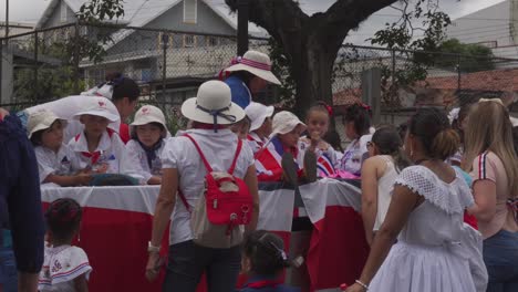 Padres-Y-Niños-Pequeños-En-Edad-Escolar-En-La-Parte-Trasera-Del-Camión-Durante-El-Desfile-Del-Día-De-La-Independencia-De-Costa-Rica