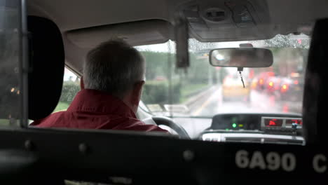 La-Vista-Desde-El-Asiento-Trasero-De-Un-Taxi-De-Nyc-Mientras-El-Taxista-Navega-Por-Las-Concurridas-Calles-De-Manhattan