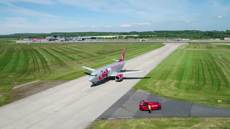 Vuelo-Bajo-En-Sentido-Contrario-A-Las-Agujas-Del-Reloj-Hacia-Un-Avión-Jet2-En-El-Aeropuerto-De-Leeds-Bradford-Con-Un-Avión-Jet2-En-La-Pista