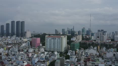 Drohnenaufnahme-Mit-Langsamem-Schwenk,-Die-Die-Skyline-Von-Distrikt-1-Bis-Distrikt-3-Vom-Distrikt-Binh-Thanh-Zeigt,-Einschließlich-Großer-Wohnsiedlungen,-Einschließlich-Vinhomes,-Golden-River-Und-Wahrzeichen-81