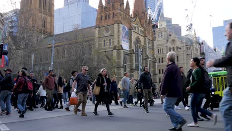 Melbourne-Tagsüber-Verkehrsaufnahmen-Pendler-Zu-Fuß-Kreuzung-In-Melbourne-Cbd-Melbourne-öffentliche-Verkehrsmittel-Melbourne-Tram,-Melbourne-Train,-Melbourne-Bus