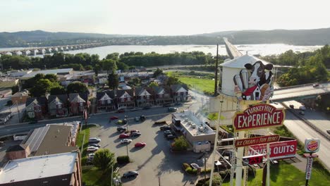 Aerial-Turn-Zeigt-Truthahnhügel-Eishersteller-Und-Touristenziel-Mit-Susquehanna-Fluss-Und-Route-30-Verkehr-In-Kolumbien,-Pennsylvania